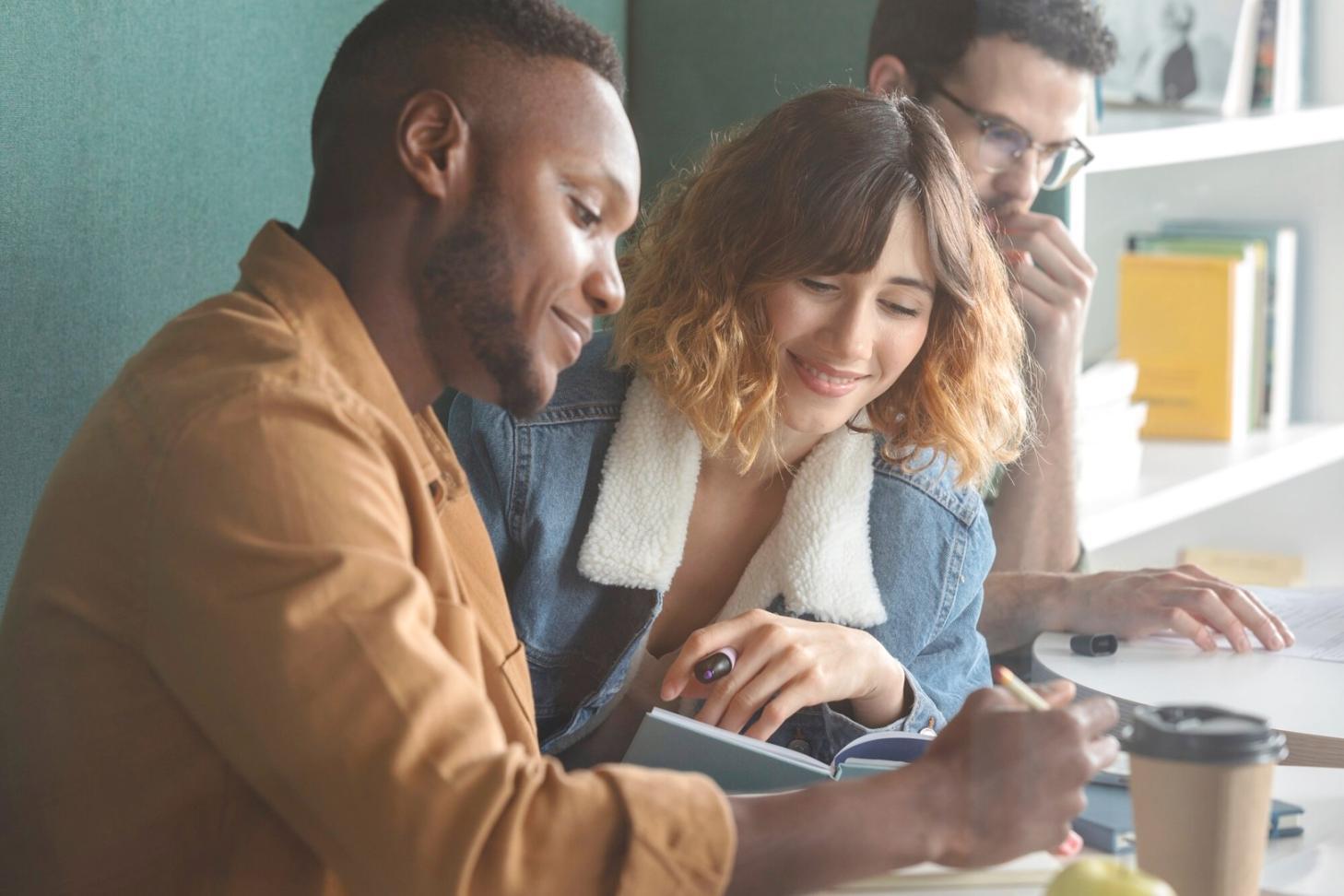 Personas participando en sesión de bienestar financiero